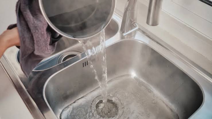 Qué pasa si tirás agua caliente y vinagre por el desagüe una vez por semana